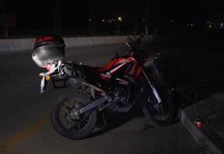 Kaldırıma çarpan motosiklet metrelerce savruldu: 1 ölü
