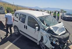 Van'da hafif ticari araç, park halindeki askeri araca çarptı; 1 şehit, 4'ü asker 5 yaralı