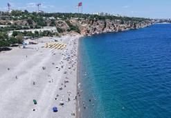 Antalya'da sıcaktan bunalanlar sahillere akın etti