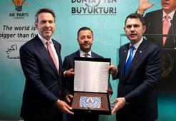 Bakanlar Kurum ve Bayraktar, Londra'da AK Parti teşkilatıyla bir araya geldi