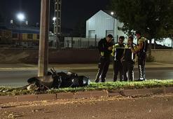 Sivas'ta motosiklet aydınlatma direğine çarptı: 2 yaralı