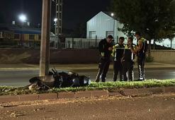 Sivas'ta motosiklet aydınlatma direğine çarptı: 2 yaralı