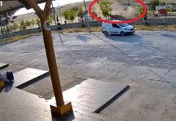 Takla atan otomobildeki 2 kişi, ağır yaralandı; kaza kamerada