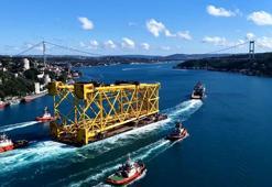 Romanya'ya giden 350 metrelik sondaj platform iskelesi İstanbul Boğazı'ndan geçti