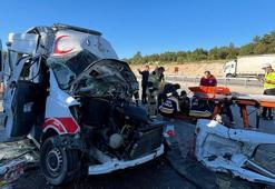 Ambulans, TIR'a arkadan çarptı; hasta öldü, 3 personel yaralı