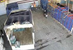 İş yerinin önünde otururken kamyonet çarptı; kaza kamerada