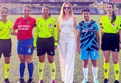 Bu maçtaki futbolcular, hakemler ve gözlemci kadın