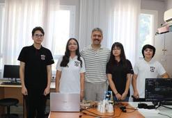 Lise öğrencileri, atık elektronik eşyalardan akıllı mikroskop üretti