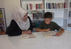 Öğretmenlerinin desteğiyle aştıkları kekemelik sorununun ardından okula yeniden bağlandılar