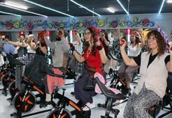 Şalvarlarla pedal çevirip, yöresel müzikler eşliğinde kilo veriyorlar