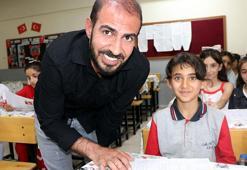 3 yıl okulun tek öğrencisiydi; nakil sonrası 32 arkadaşıyla karne heyecanı yaşadı