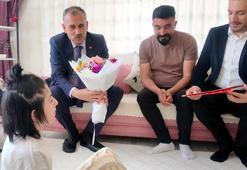Evinde eğitim gören serebral palsili Elif 'in karnesini Vali Bozkurt verdi