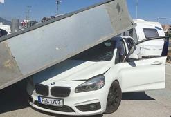 Üzerine reklam totemi devrilen otomobilin sürücüsü yara almadan kurtuldu