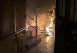 Apartman girişindeki yangını söndüren polis, mahsur kalan kadını kurtardı
