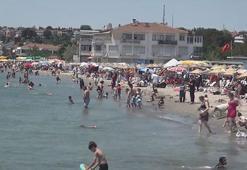 Silivri'de sıcak havadan bunalanlar plajlara akın etti