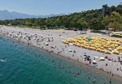 Antalya'nın bunaltıcı havasına mavi sularda serinlik aradılar