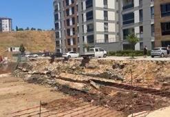 İnşaatın bitişiğindeki sitenin istinat duvarının çökme anı kamerada