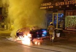 Bursa'da seyir halindeki otomobil alev alev yandı