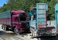 Manisa’da iki kamyonun çarpıştığı kazada sürücüler öldü, 1 yaralı