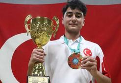 Ağabeyinin teşvikiyle başladığı kick boksta dünya şampiyonu oldu