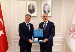 Bakan Işıkhan, Renault Group Türkiye CEO'su Jaillet'e Turkuaz Kart'ı teslim etti