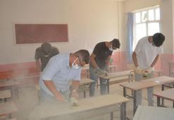 Meslek lisesi öğrencileri, ilçedeki okullarda deforme olan 2 bin 500 sırayı yeniledi