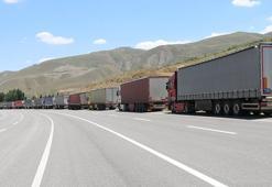 Türkiye-İran sınırında 12 kilometrelik TIR kuyruğu