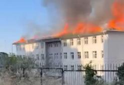 Beylikdüzü'nde okulun çatısında çıkan yangın söndürüldü