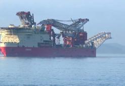 Boru döşeme gemisi 'JSD6000' İstanbul Boğazı'ndan geçiyor