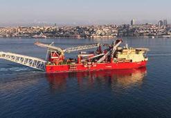 Boru döşeme gemisi 'JSD6000' İstanbul Boğazı'ndan geçti