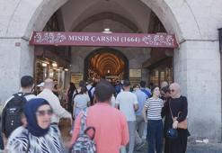 Mısır Çarşısı'nda çıkan yangın söndürüldü; 3 kişi dumandan etkilendi