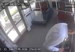 Otobüste unutulan içinde ziynet eşyası olan çantayı şoför sahibine ulaştırdı