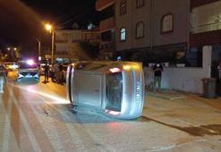 Park halindeki araca çarpıp devrilen otomobilin sürücüsü kaza yerinden kaçtı