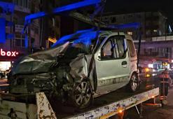 Küçükçekmece’de sürücüsünün makas attığı hafif ticari araç, 2 otomobile çarptı: 2 yaralı