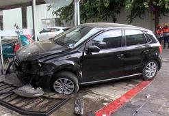 Kadıköy’de sürücüsünün direksiyon hakimiyetini kaybettiği otomobil dükkana girdi
