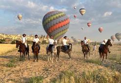 Kapadokya’da balonlar eşliğinde vadide at turu