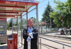Üniversitedeki durakta görev yaparken öğrencilerden etkilendi; hayali olan gazeteciliği okuyup mezun oldu