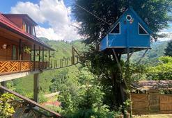Rize'de iki kardeşin ağaç evine balkondan asma köprüyle ulaşı