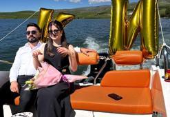 Çıldır Gölü’nde teknede evlilik teklifi