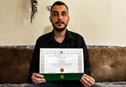 Kaza geçirip eğitimine ara veren Deniz, tedavi sonrası döndüğü okulunda fakülte birincisi oldu