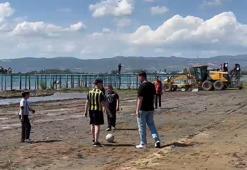 İznik Gölü’nde iskelenin karada kaldığı alan, çocuklara futbol sahası oldu