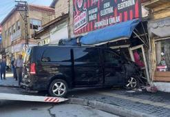 Minibüs, park halindeki 5 araca çarpıp çay ocağına daldı
