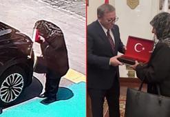 Makam aracındaki bayrağı öptü, Vali Polat bayrak hediye etti