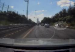 Üsküdar'da emniyet şeridinde duran otomobile motosiklet çarptı; kaza kamerada