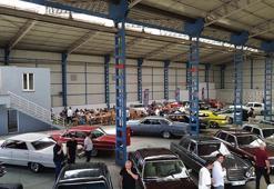 Klasik otomobiller fabrika hangarında sergilendi