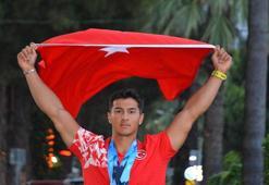 Dünya şampiyonu kürekçi Rahmi Kaan Karahan coşkuyla karşılandı