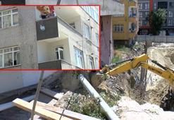 Küçükçekmece'de inşaat çalışması sırasında bitişikteki binanın merdiveni çöktü; dairelerde mahsur kaldılar