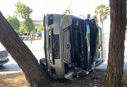 Bakırköy'de ağaçlara çarpan otomobil yan yattı; sürücü yaralandı
