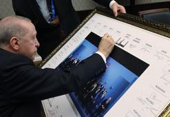 Cumhurbaşkanı Erdoğan, NATO Zirvesi'ne katılan liderlerin imzaladığı tabloya imzasını attı