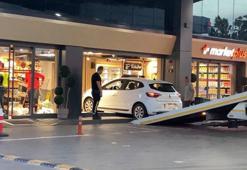 Bağcılar’da akaryakıt istasyonundaki otomobil markete daldı; müşteri yaralandı